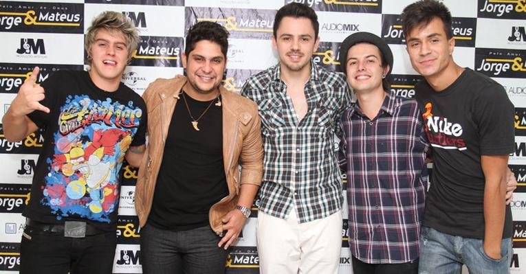 Jorge e Mateus com os roqueiros do Restart - Anderson Borde/AgNews