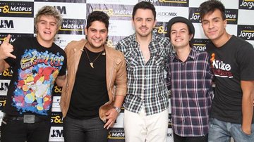 Jorge e Mateus com os roqueiros do Restart - Anderson Borde/AgNews