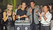 Ronald comemora seus 12 anos entre Milene, Ronaldo e Sônia, em São Paulo. - João Passos