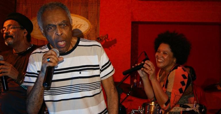 Gilberto Gil canta ao lado da filha Nara Gil e do cantor Pedro Morais - Priscila Jatobá/Divulgação