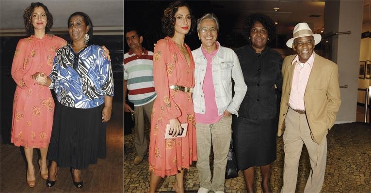 A atriz e a mãe, Vera Manhães, no lançamento carioca de seu novo filme. Camila ganha o carinho de Caetano Veloso, da madrasta, Benedita da Silva, e do pai, Antonio Pitanga. - Ivan Faria