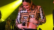 Claudia Leitte mostra barriguinha de grávida em show - Orlando Oliveira e Milene Cardoso/ AgNews