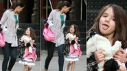 Suri Cruise mostra a língua para a mãe, Katie Holmes - The Grosby Group