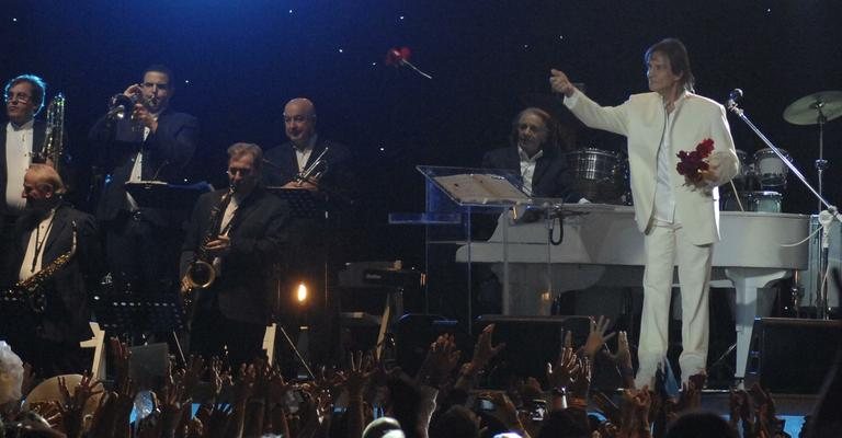 No Maracanãzinho, Rio, no dia em que faz 71 anos, cantor encerra o show jogando rosas para o público. - Gil Rodrigues e Ivan Faria