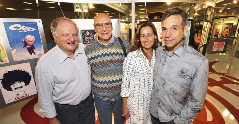 José Alberto Loverto, o Jal, assina a curadoria da exposição Flash Expo Chico Anysio, em tributo ao saudoso humorista, e é felicitado por Ugo Castellana, Neliana Pucci e Paulo von Poser, na capital paulista.