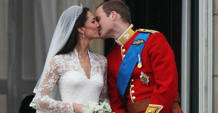 Kate Middleton e Príncipe William se beijam em público no dia de seu casamento, no Palácio de Buckingham, em Londres - Getty Images