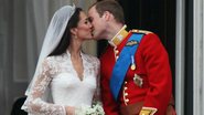 Kate Middleton e Príncipe William se beijam em público no dia de seu casamento, no Palácio de Buckingham, em Londres - Getty Images