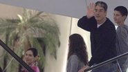 Na companhia da família, William Bonner acena para o fotógrafo em shopping no Rio de Janeiro - Marcus Pavão / AgNews