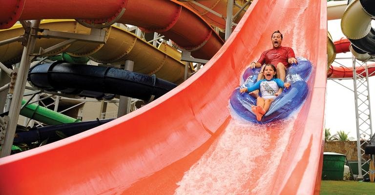 Serrado e Catarina curtem momento de adrenalina no toboágua do Beach Park, em Fortaleza. - Lázaro Medeiros