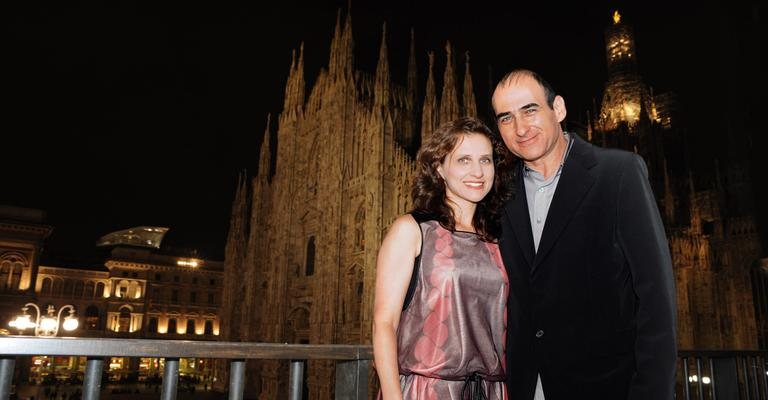 O casal na apresentação das novas peças de Amir em restaurante em frente ao histórico Duomo de Milão.