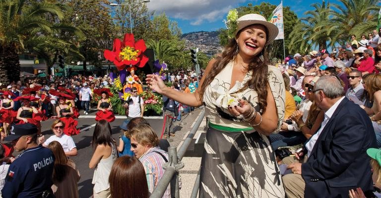 Com seu irresistível sorriso, Fafá esbanja simpatia em cortejo que celebra a primavera em Funchal. - César Alves