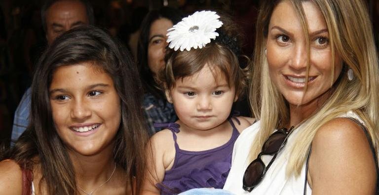 Flávia Alessandra com as filhas Giulia e Olívia - AgNews