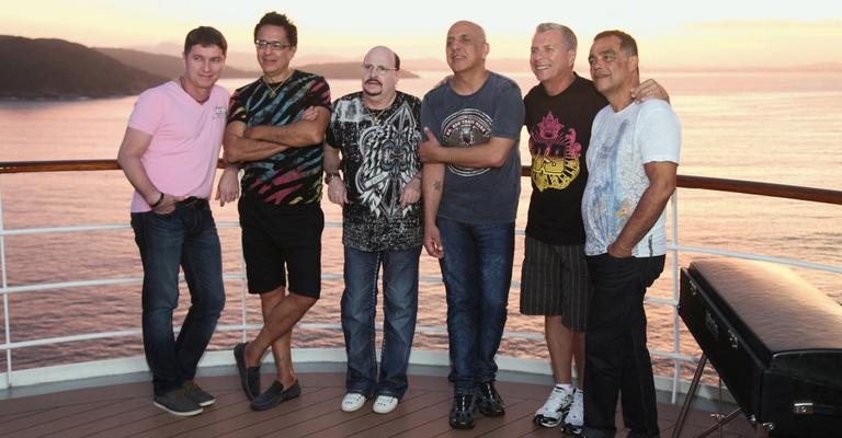 Integrantes do Roupa Nova, Nando, Kiko, Ricardo Feghali, Paulinho, Cleberson Horsth e Serginho Herval realizam cruzeiro para celebrar os 30 anos da banda, com rota que inclui Ilhabela, litoral de SP, e Búzios, no litoral do RJ.