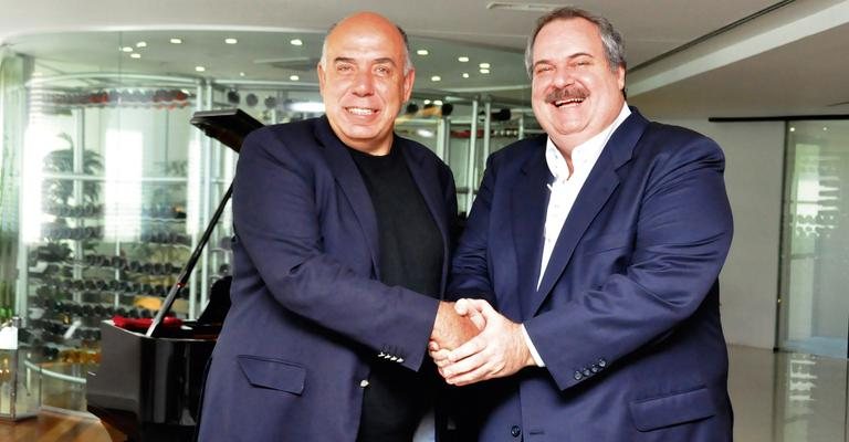 Presidente da RedeTV!, Amilcare Dallevo Jr. Felicita Gilberto Barros, mais novo contratado da emissora, em Osasco, na Grande SP.