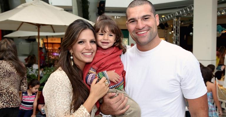 O casal Renata Ribeiro e Mauricio Shogun, lutador de UFC, confere tendências para a filha, Maria Eduarda, em SP.