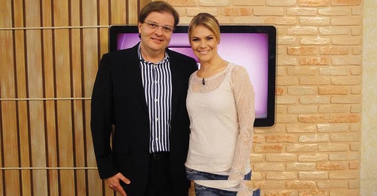 O cirurgião dentista José Flávio Torezan fala a Carol Minhoto na TV Gazeta, SP.