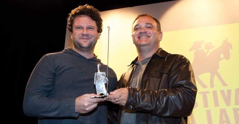 O ator Selton Mello recebe prêmio de Melhor Diretor e Filme, pelo longa O Palhaço, do curador do evento, Fernando Severo, no Centro Histórico da Lapa, na cidade paranaense.