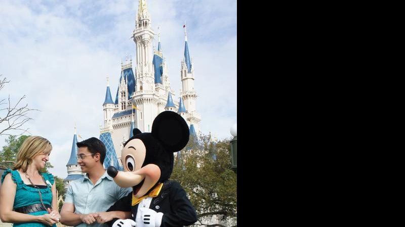 Patriolino Ribeiro Neto grava em Orlando terceira temporada de atração da TV Cidade e é recebido por Maria Toro, da Disney, e pelo Mickey.