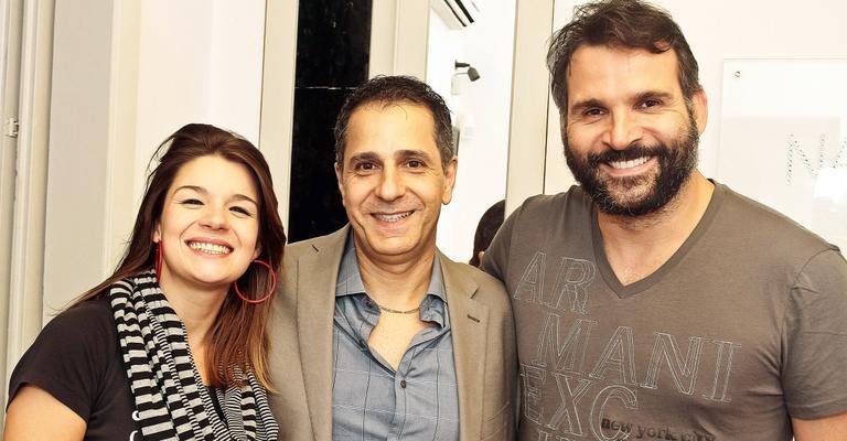 O hair stylist palestino Nael Kassees, ao centro, inaugura espaço de beleza em SP com presença dos atores Marcela Coletto e Saulo Vasconcelos.