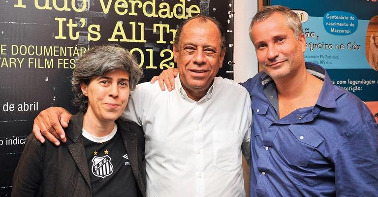 Em pré-estreia do filme Santos, 100 Anos de Futebol Arte, a diretora Lina Chamie confraterniza com o ex-jogador do time Carlos Alberto Torres e Ricardo Aidar, da produtora do longa-metragem, em SP.