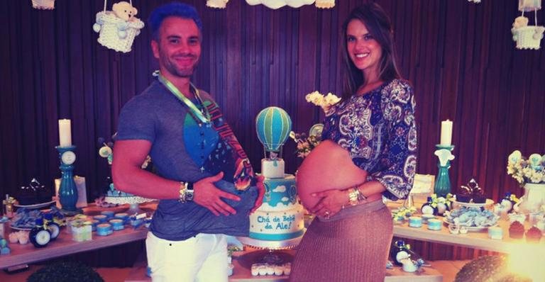 Alessandra Ambrosio e o amigo Matheus Mazzafera se divertem no chá de bebê - Twitter/Reprodução