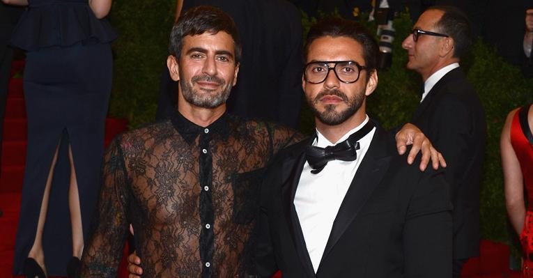 Acompanhado de Lorenzo Martone, Marc Jacobs surge com vestido transparente em baile de gala em Nova York - Getty Images