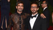 Acompanhado de Lorenzo Martone, Marc Jacobs surge com vestido transparente em baile de gala em Nova York - Getty Images