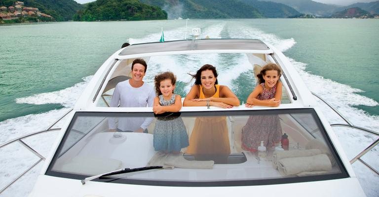 Na Ilha de CARAS, em Angra dos Reis, Rodrigo Faro comanda passeio de lancha com Maria, Vera Viel e Clara. O clã estreita laços no tour. - Marco Pinto