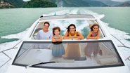 Na Ilha de CARAS, em Angra dos Reis, Rodrigo Faro comanda passeio de lancha com Maria, Vera Viel e Clara. O clã estreita laços no tour. - Marco Pinto