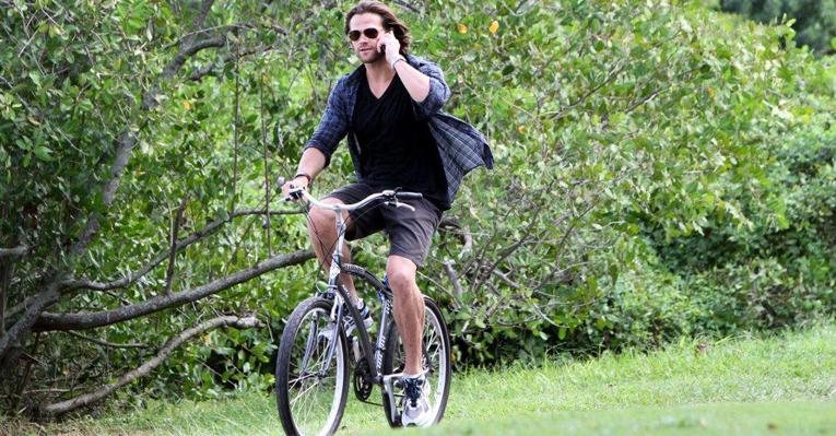 Jared Padalecki passeia de bicicleta na Lagoa Rodrigo de Freitas, no Rio de Janeiro - André Freitas / AgNews