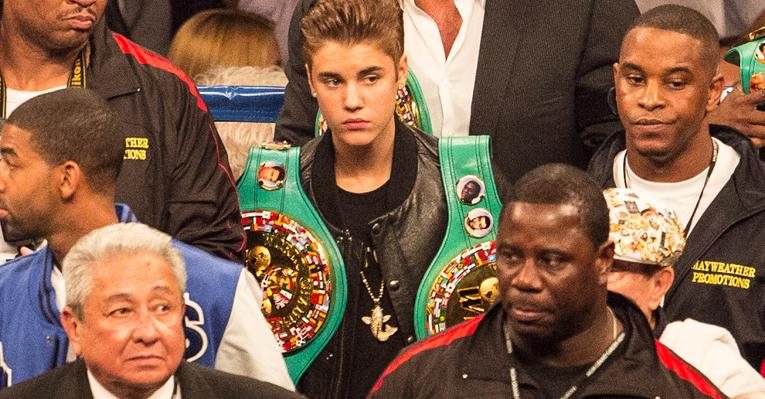 Justin Bieber com colar de R$ 38 mil em luta de boxe nos Estados Unidos - Grosby Group