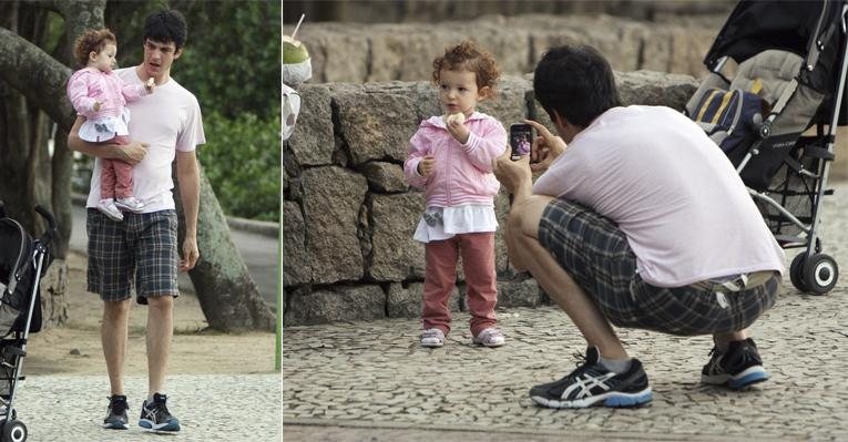 Com Flora no colo, o ator passeia na Lagoa, Rio. Enquanto ela come um biscoito, Mateus, que está no elenco do remake Gabriela, registra o momento. - Gil Rodrigues