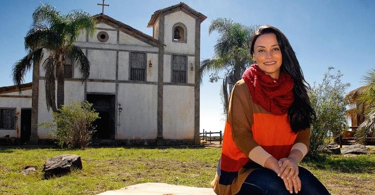 Com megahair, visual bem diferente da Marcela de Fina Estampa, a atriz passeia por Bagé, interior Gaúcho - Marco Peres