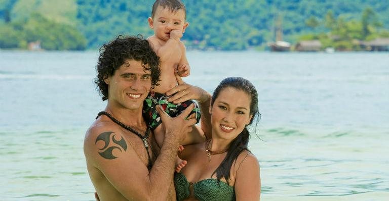 Dani Suzuki com o marido, Fabio Novaes e o filho, Kauai - Martin Gurfein