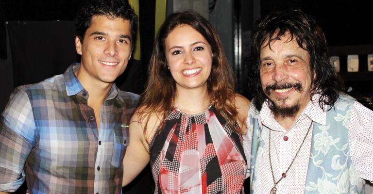 Em São Paulo, Barbara Marques, ao centro, faz show e e recebe os cumprimentos dos cantores Rodrigo Velloso e Benito di Paula.