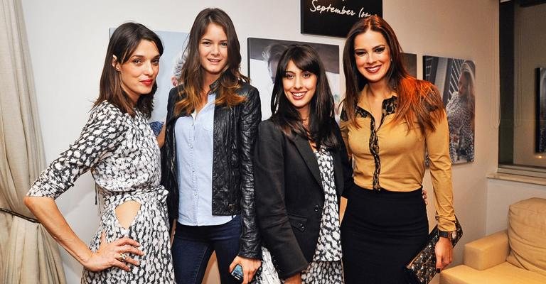 Em SP, a DJ Lara Gerin e a modelo Flávia Oliveira conferem lançamento de grife de Maria Fernanda Conte Piedade, que ainda recebe a apresentadora Vera Viel, do Zapping, da Record News.