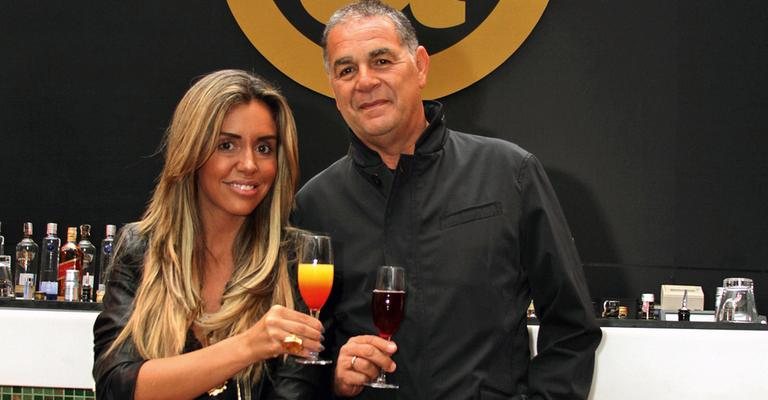 Renata Banhara e Rubens Amaral colocam o papo em dia em feijoada de clube paulistano.