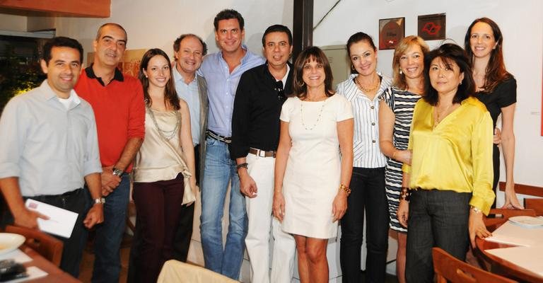 Fabiano Monte Pires, Paulo Evangelista, Giselle Rivkind, com o pai, Marcel, Rogério Perez, Luís Fernando Franco, Jóia Bergamo, Silvia Bitelli, Anette Rivkind, mulher de Marcel, Raquel Myiatake e Fabiana Feferbaum, em evento de arquitetura, SP.