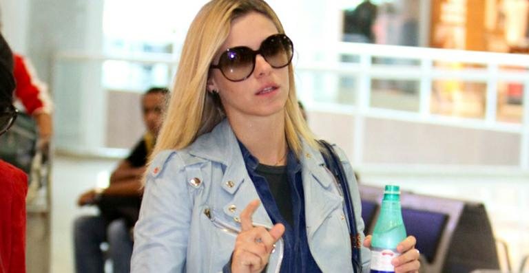 Carolina Dieckmann no Aeroporto - AgNews