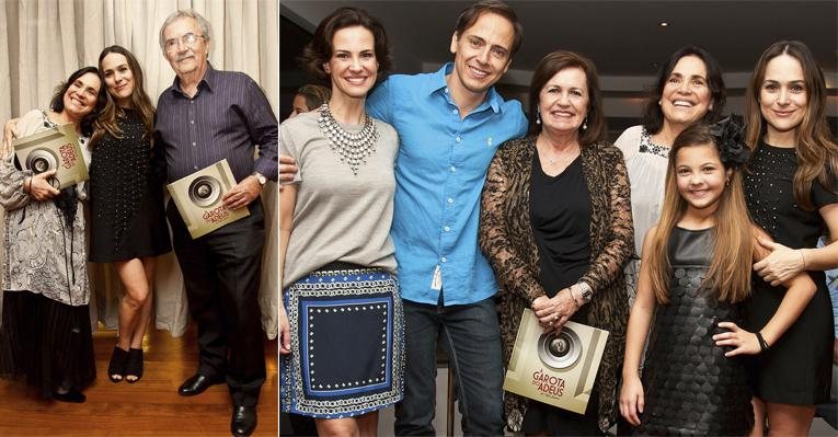 Regina mima a filha com Marcos Flávio, seu ex e pai da atriz na estreia de A Garota do Adeus, em SP. Clara, Edson, Tereza, Regina, Julia e Gabriela. - Vagner Campos