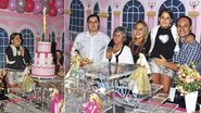 A dupla João Paulo e Fábio festeja aniversário da filha de criação, a atriz mirim Ana Karolina, com a avó e irmã, Letícia, em SP. Com bolo de três camadas, a estrelinha canta Parabéns. - Fábio Miranda