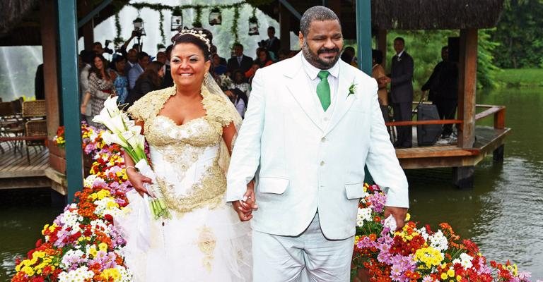 Casados, os dois deixam a cerimônia rumo à festa - Marcio Nunes