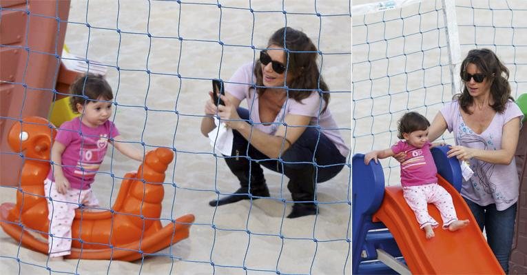 Na praia do Leblon, Rio, a atriz tira várias fotos enquanto a menina brinca na areia. Atenta, ela ajuda a filha a descer no escorrega. - Wallace Barbosa