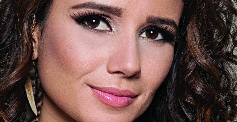 Paula Fernandes na capa de seu novo álbum, 'Meus Encantos' - Divulgação