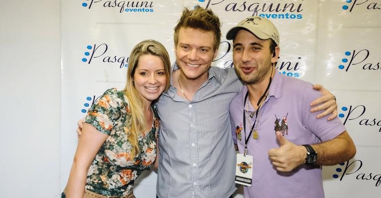 O fenômeno pop Michel Teló faz show em Sumaré, interior paulista, e é recebido pelo casal Camila Mantovani e Henrique Stein.