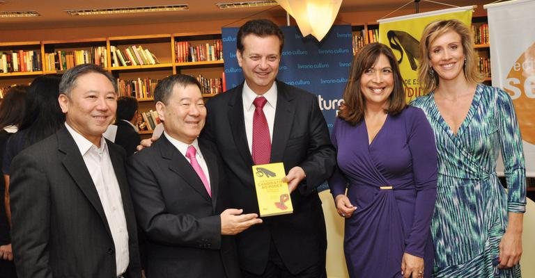 O deputado Walter Ihoshi e o prefeito de SP, Gilberto Kassab, prestigiam Sergio Kobayashi, Luci Molina e Milla Mathias, autores de livro político, na capital paulista.