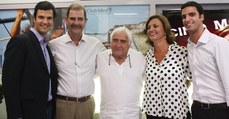 Luis Gustavo reúne-se com Rubens Schwartzmann, Mauro e Juliana, os pais de Rubens, e Carlos, também filho do casal, em Campinas, SP.