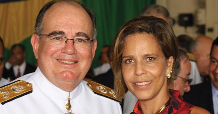 O vice-almirante Eduardo Bacellar Leal Ferreira é nomeado Chefe da Esquadra da Marinha do Brasil e felicitado pela comandante Sheila Aragão, em coquetel, na Cidade Maravilhosa.