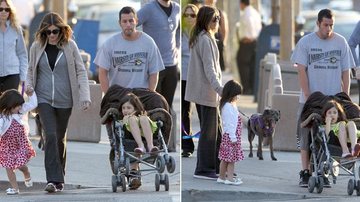 Adam Sandler passeia com a família por Brentwood, na Califórnia - Reprodução/Grosby Group