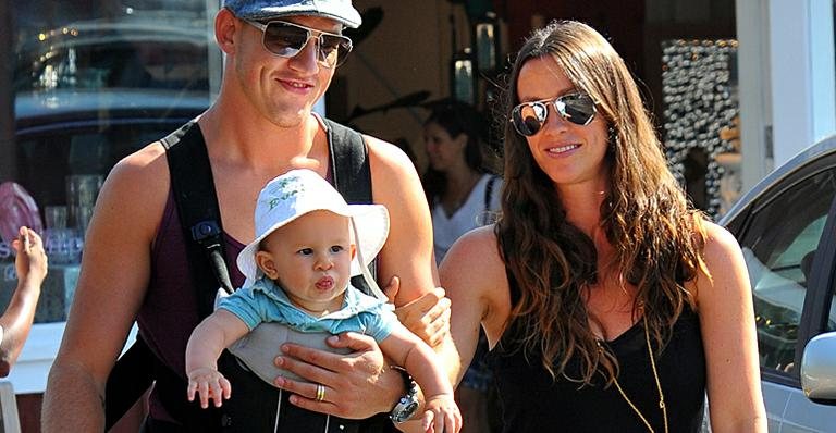 Alanis Morissette com o filho, Ever, e o marido, Mario - Splash News